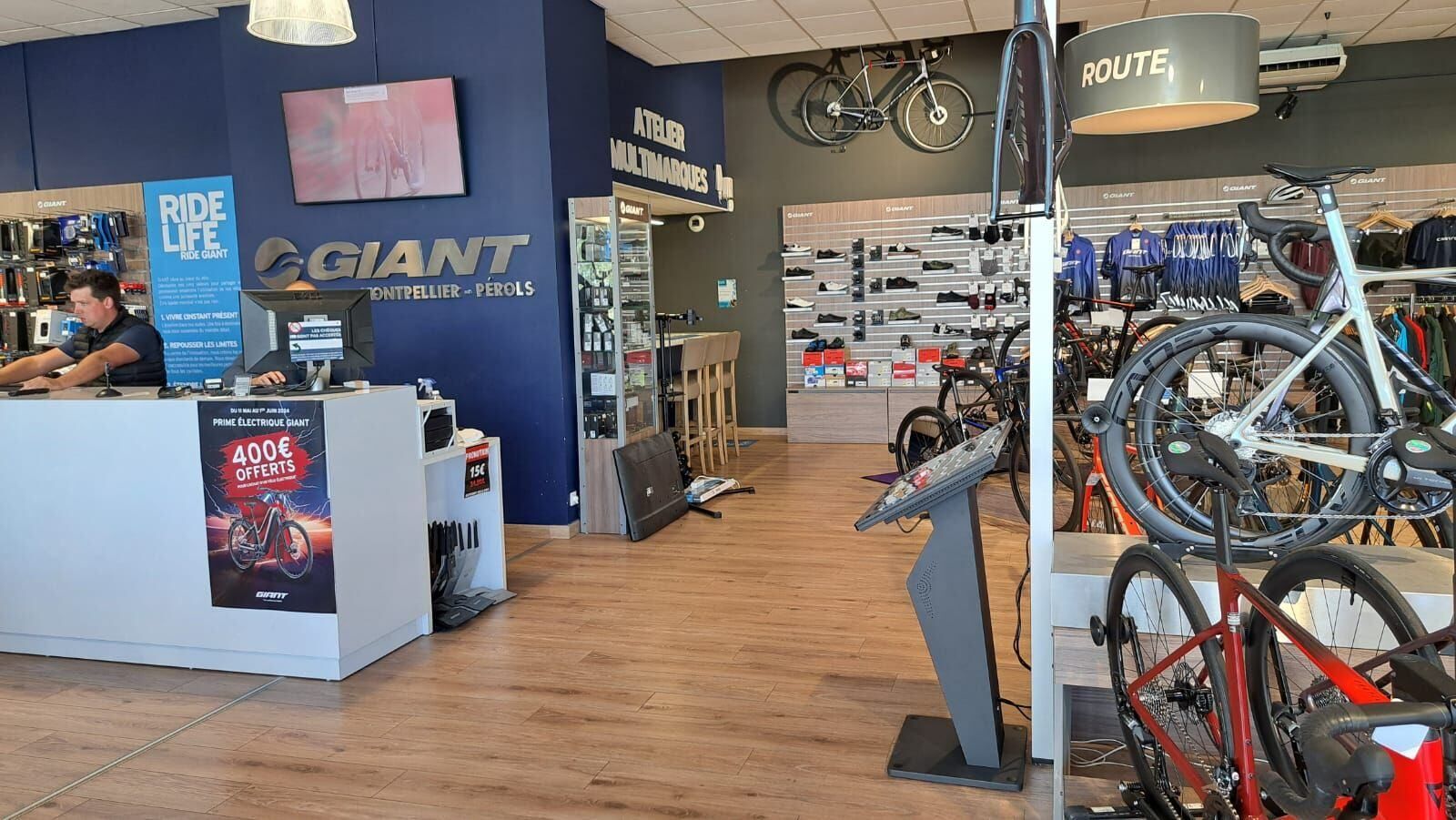 Intérieur d'un magasin Giant équipé d'un écran et d'une borne interactive