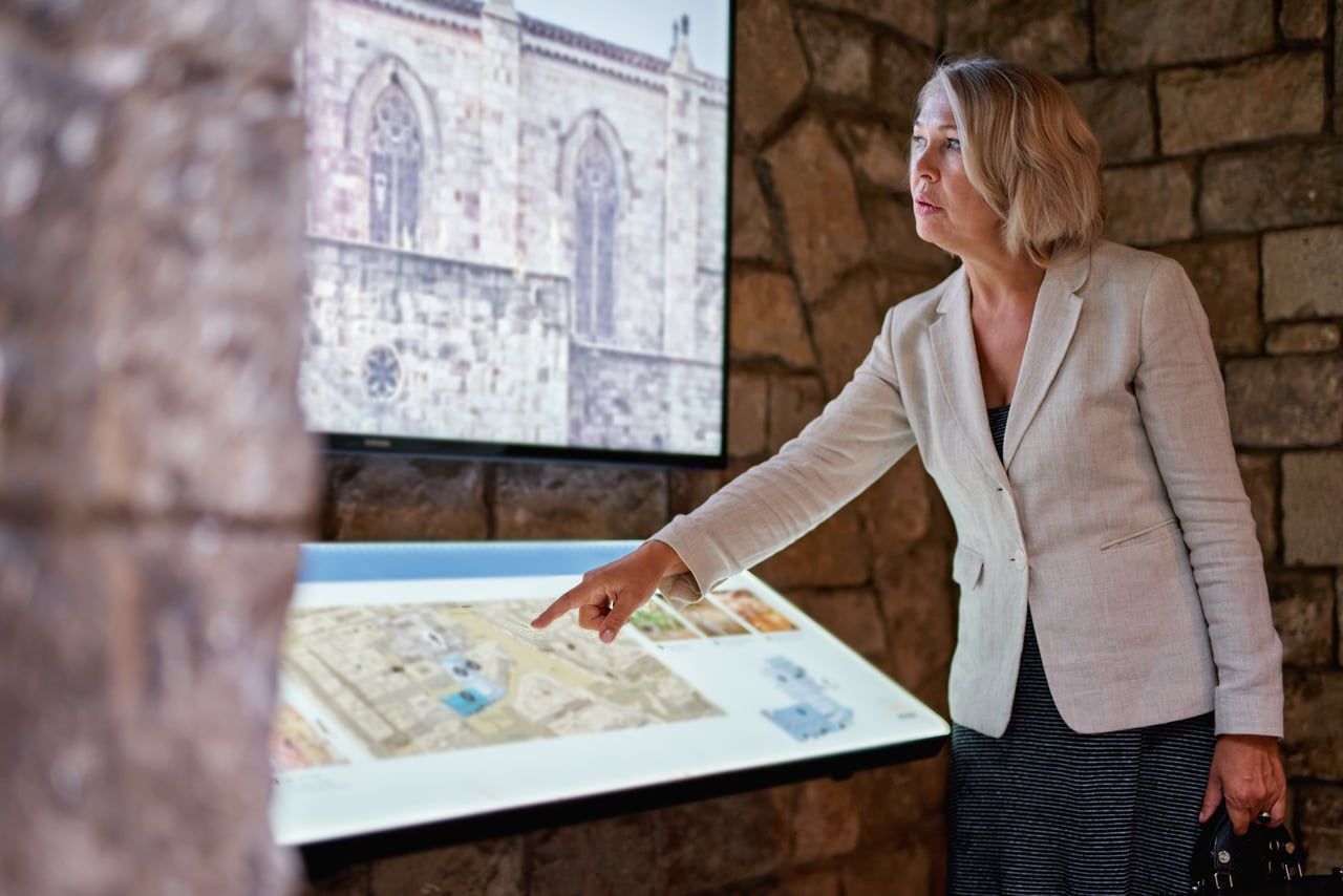 Un visiteur utilisant un écran interactif dans un musée