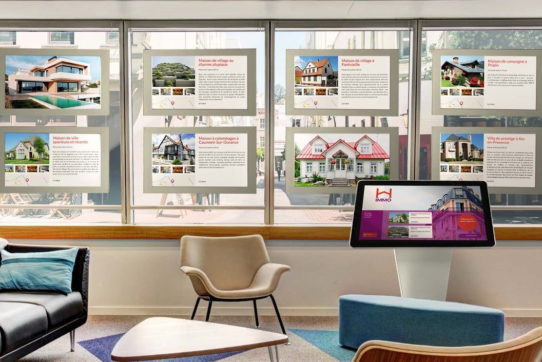 Vitrine d'une agence immobilière équipée d'écrans d'affichage