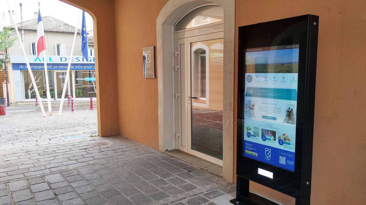Borne d'affichage légal installée devant la mairie de Châteauneuf-les-Martigues
