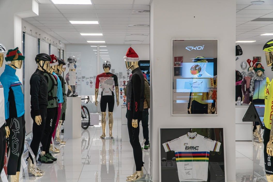 Interactive mirror screen set between the clothing displays of the EKOÏ showroom