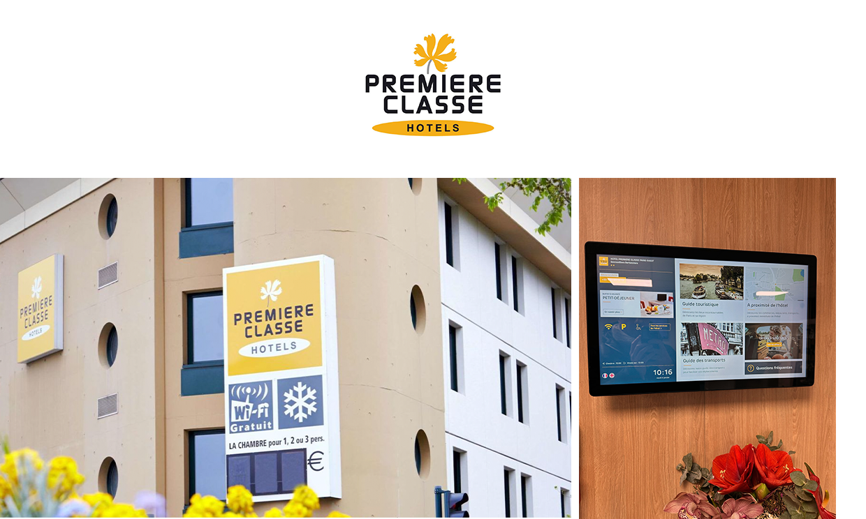 Façade de l'hôtel Première Classe et borne interactive installée dans le hall