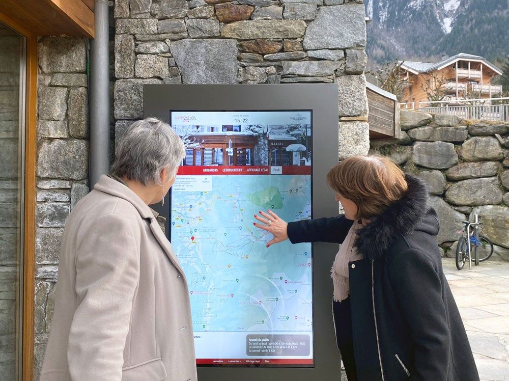 Un panneau d'affichage légal numérique dans une commune