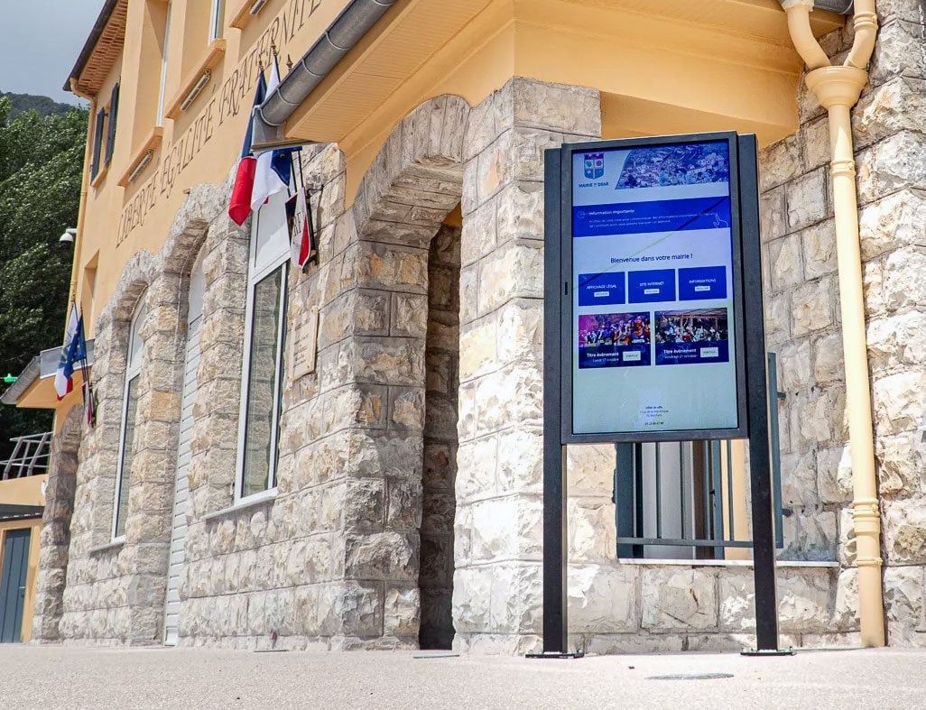 Borne d'affichage légal installée devant la mairie de Drap