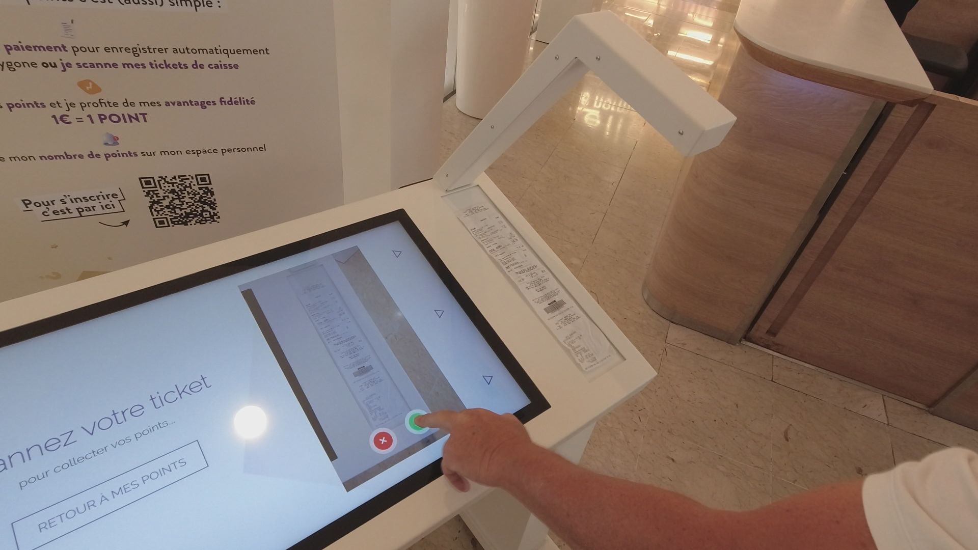 Close-up of the terminal screen during the receipt scanning step