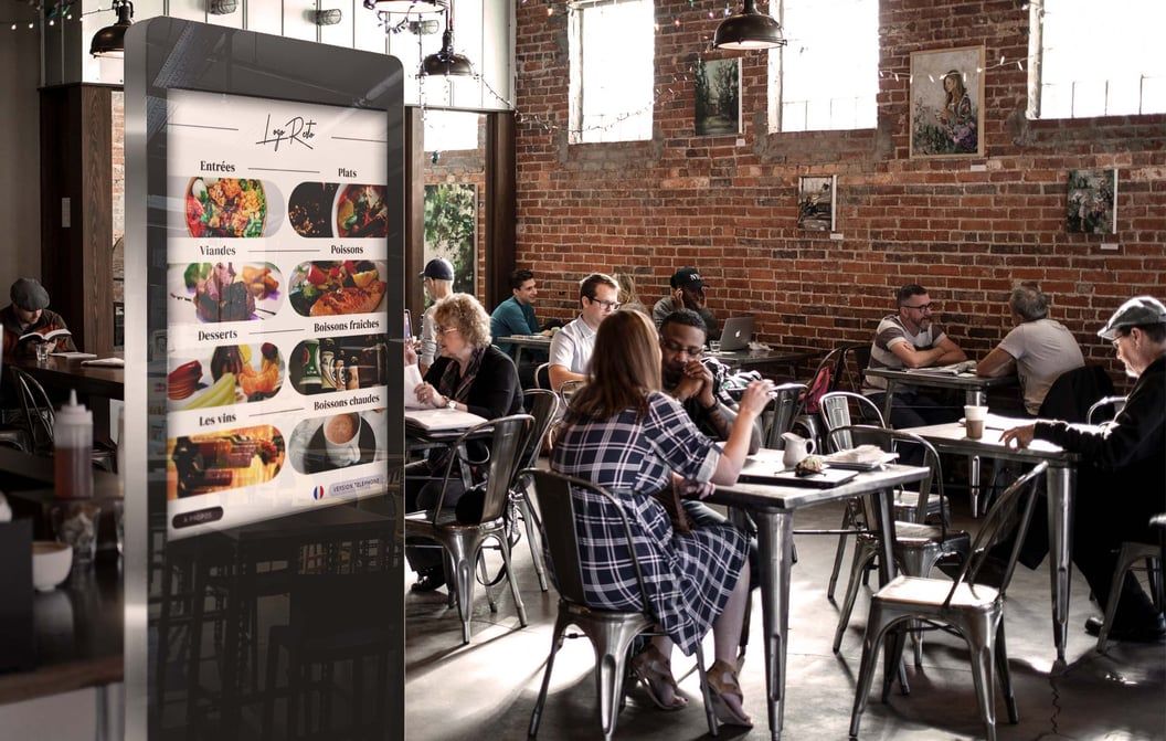 Un totem d'affichage dynamique dans la salle d'un restaurant