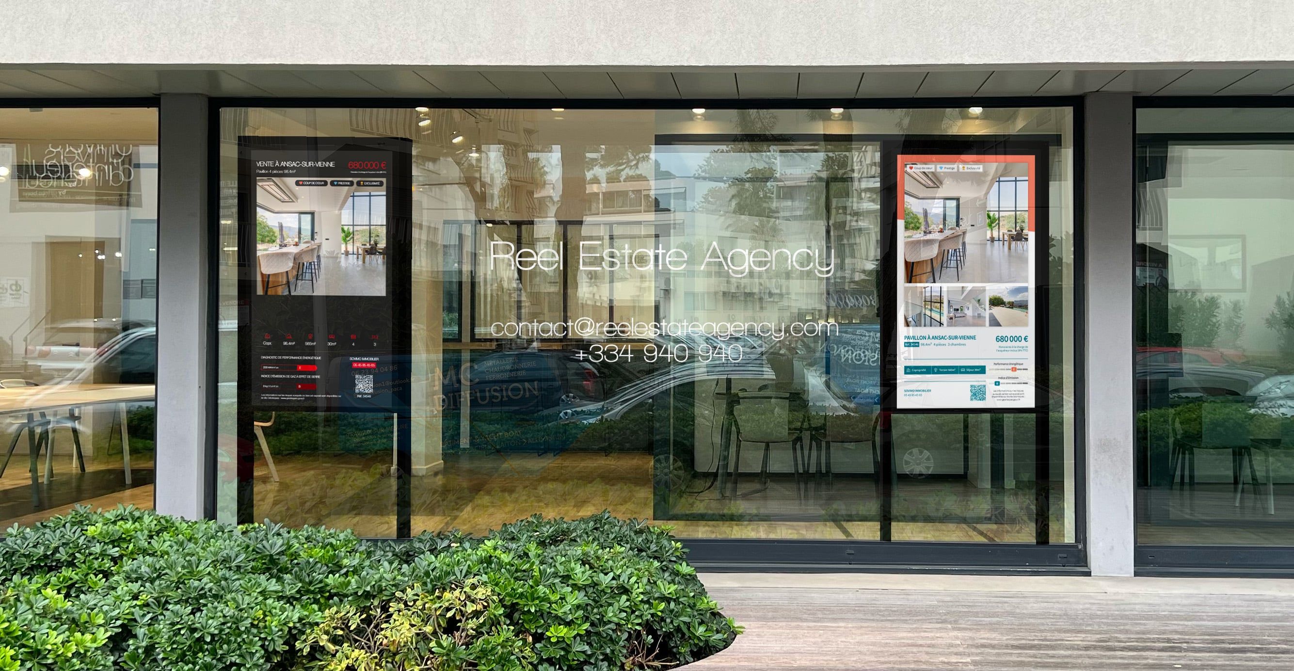 Un écran vitrine dans une agence immobilière