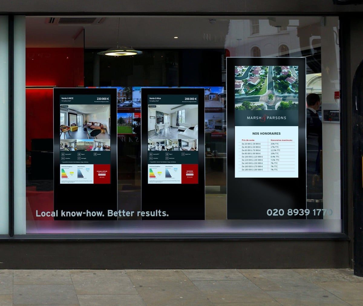 Un totem d'affichage installé dans la vitrine d'une agence immobilière
