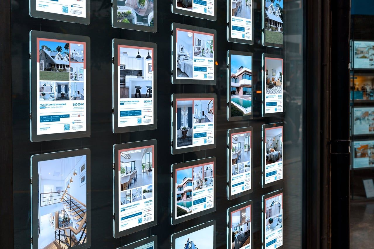 Vitrine d'une agence immobilière équipée d'un écran d'affichage dynamique