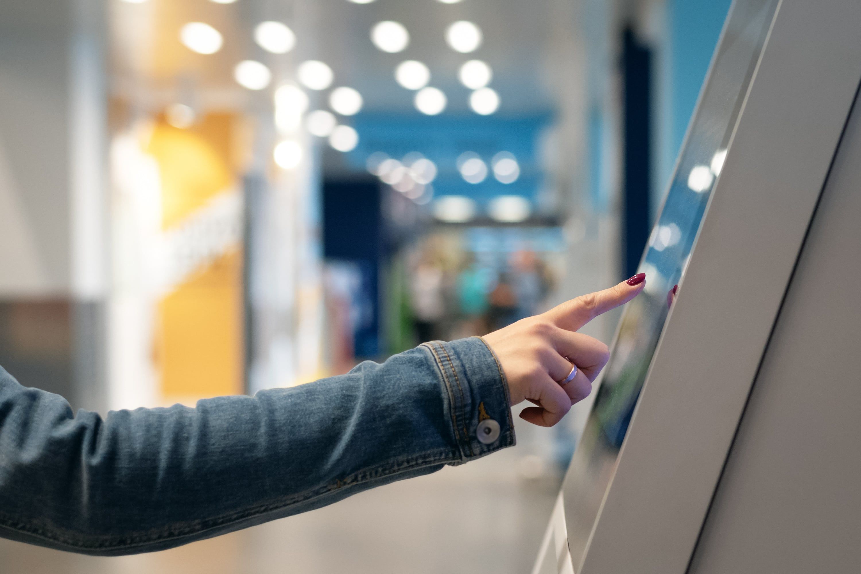 Un écran tactile mural utilisé pour l'affichage obligatoire en entreprise